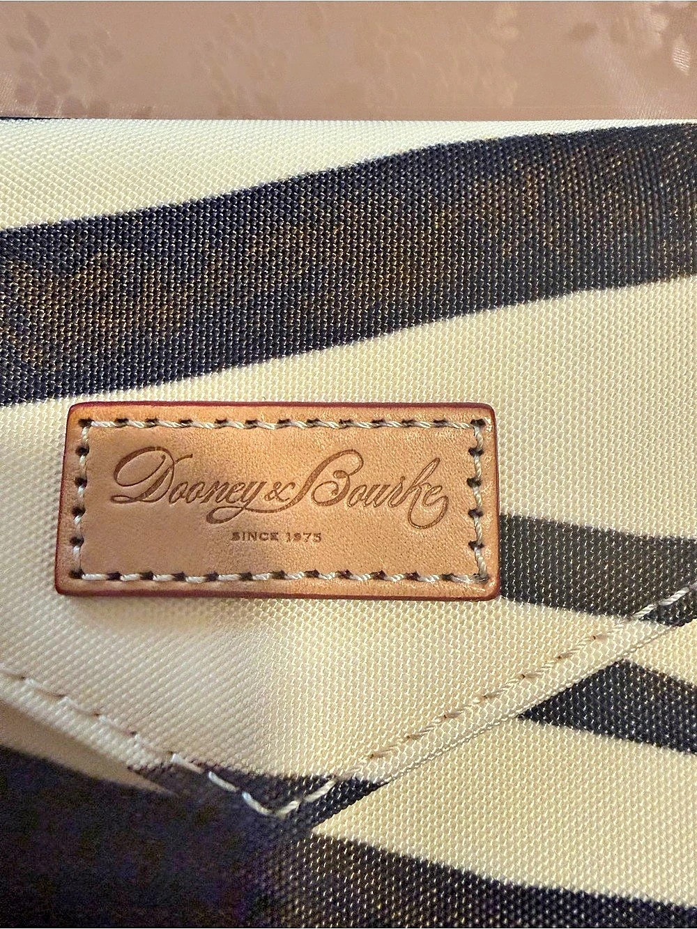 Dooney & Bourke GWP13 EX Black & Cream Abstract Clutch NWT - Picture 4 of 6